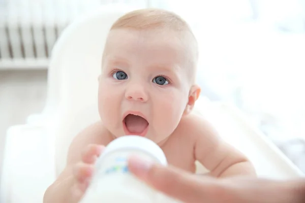 Mother feeding baby — Stock Photo, Image