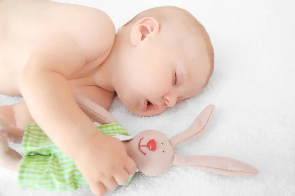 Kleine baby slapen met speelgoed konijn — Stockfoto