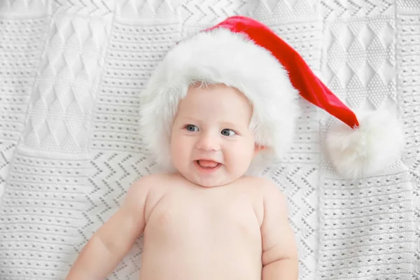 Kleine baby met kerstmuts — Stockfoto