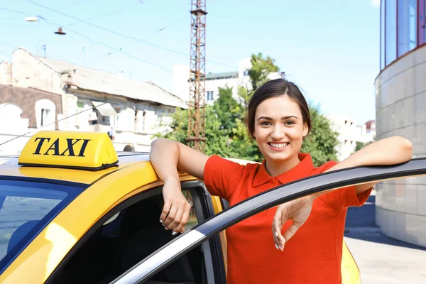 Motorista de táxi feminino — Fotografia de Stock