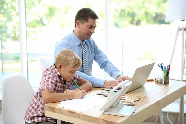 Liten Pojke Och Far Arbetar Kontor — Stockfoto