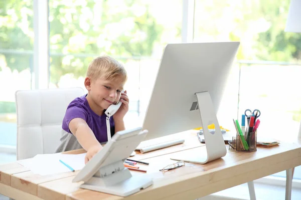 Niño Hablando Por Teléfono Mesa Del Padre Oficina — Foto de Stock