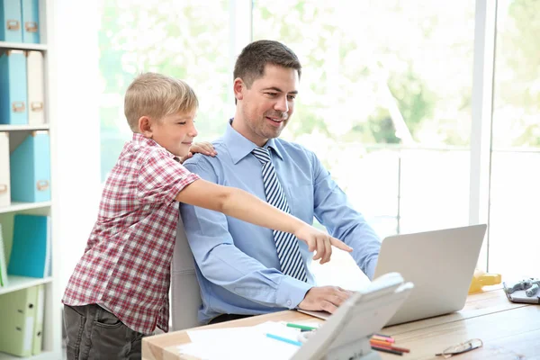 Malý Chlapec Otec Pracuje Kanceláři — Stock fotografie