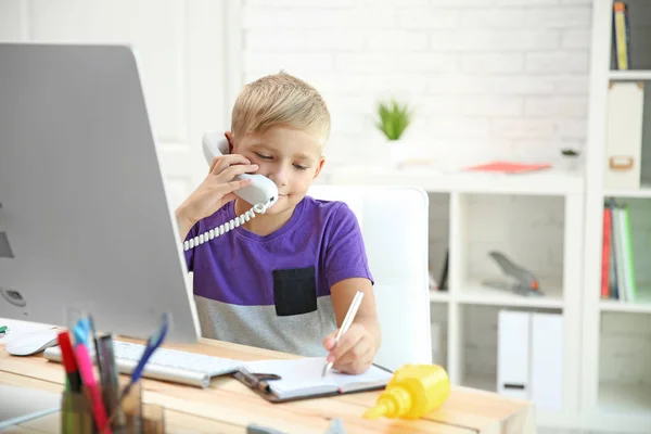 Μικρό Αγόρι Που Μιλάτε Στο Τηλέφωνο Στο Τραπέζι Του Πατέρα — Φωτογραφία Αρχείου