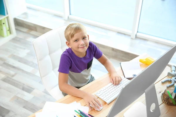 Liten Pojke Sitter Vid Pappas Bord Office — Stockfoto