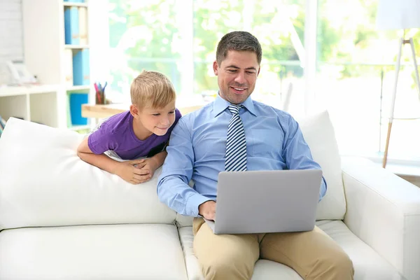 Menino Assistindo Seu Pai Trabalhando Com Laptop — Fotografia de Stock