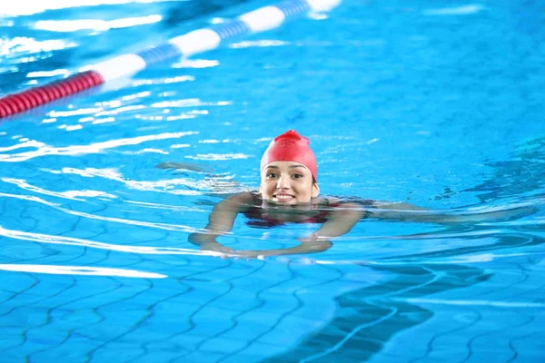 Meisje zwemmen in het zwembad — Stockfoto