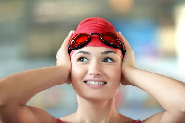 Bella ragazza in piscina — Foto Stock