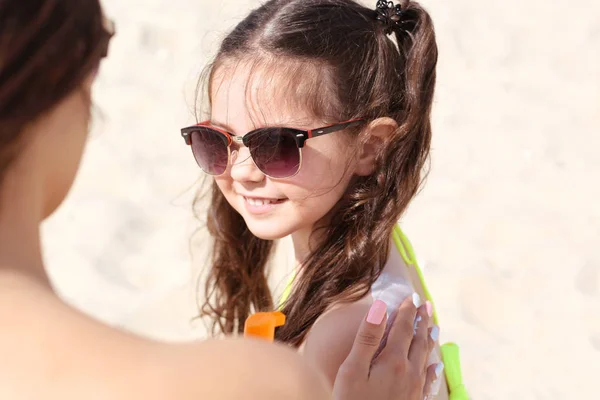 Mãe e filha na praia — Fotografia de Stock