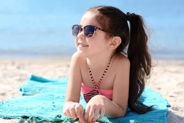 Menina bonito na praia — Fotografia de Stock