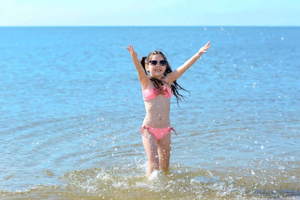 Bonito menina ter diversão — Fotografia de Stock