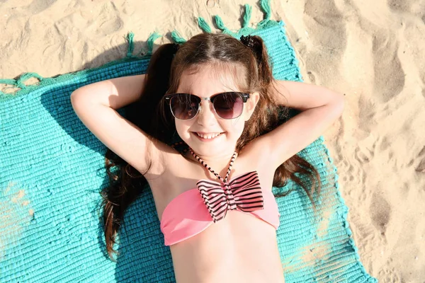 Menina bonito na praia — Fotografia de Stock