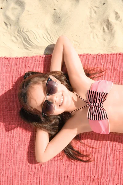 Leuk meisje op strand — Stockfoto