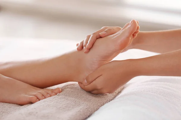 Masaje de pies en el salón de spa —  Fotos de Stock