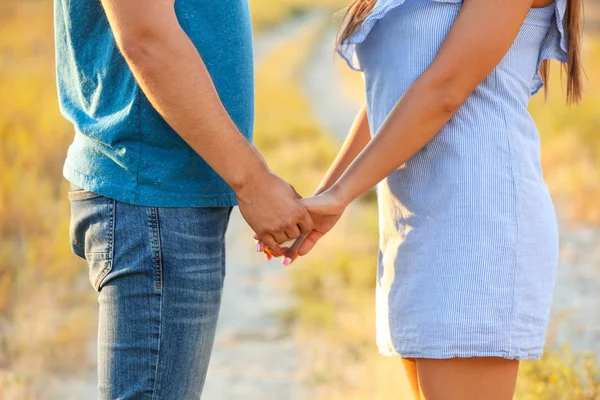 Pareja joven enamorada cogida de la mano — Foto de Stock