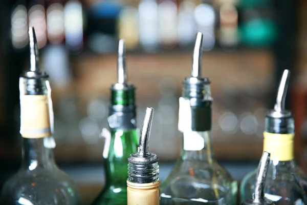 Üzerinde farklı içecekler bar counter — Stok fotoğraf