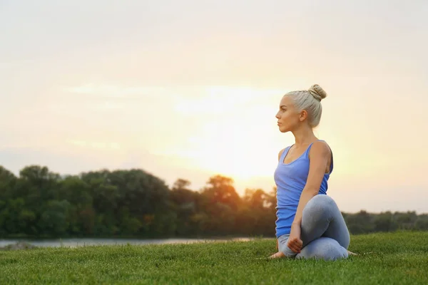 Mooie vrouw het beoefenen van yoga — Stockfoto