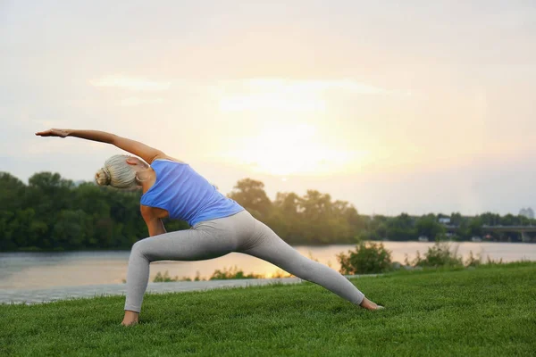 Piękna kobieta praktykująca jogę — Zdjęcie stockowe