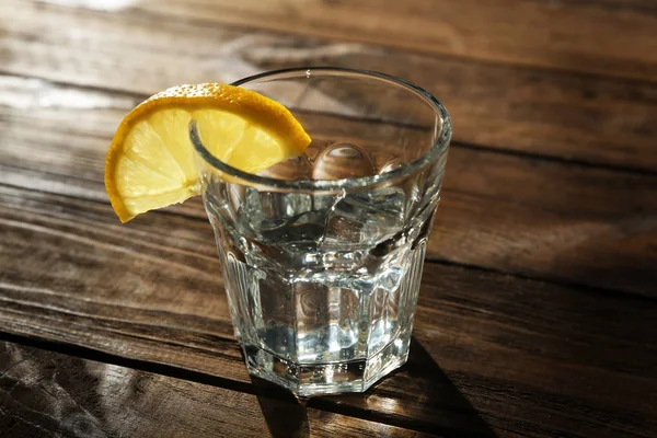 Vodka com limão e gelo — Fotografia de Stock