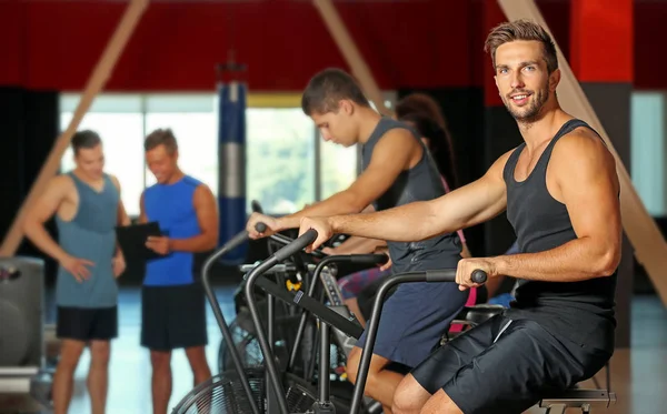 Spor Salonunda Egzersiz Bisikleti Kullanan Insanlar — Stok fotoğraf