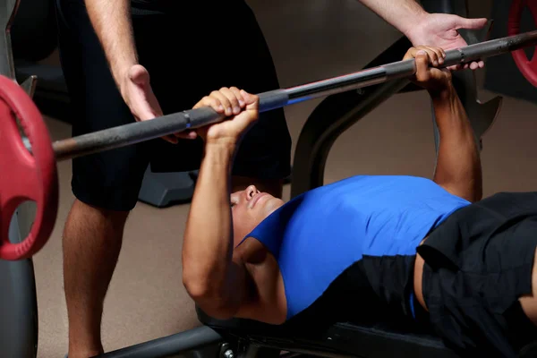 Treinador Pessoal Ajudando Homem Com Barbell Ginásio — Fotografia de Stock