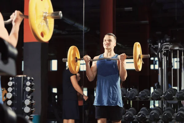 Homem Atlético Treinando Com Barbell Ginásio — Fotografia de Stock