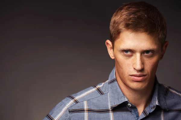 Joven hombre con estilo sobre fondo oscuro —  Fotos de Stock