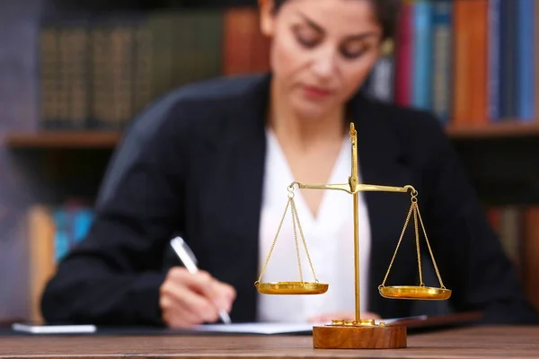 Schalen van Justitie op houten tafel — Stockfoto