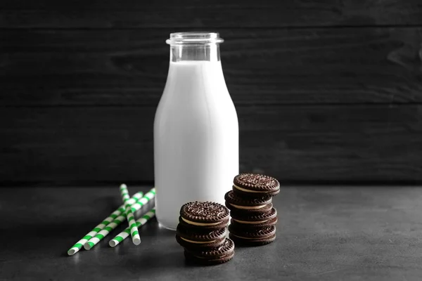 Schokoladenkekse und eine Flasche Milch — Stockfoto