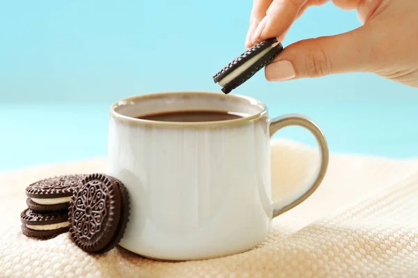 Çikolatalı kurabiye fincan içine daldırma el — Stok fotoğraf