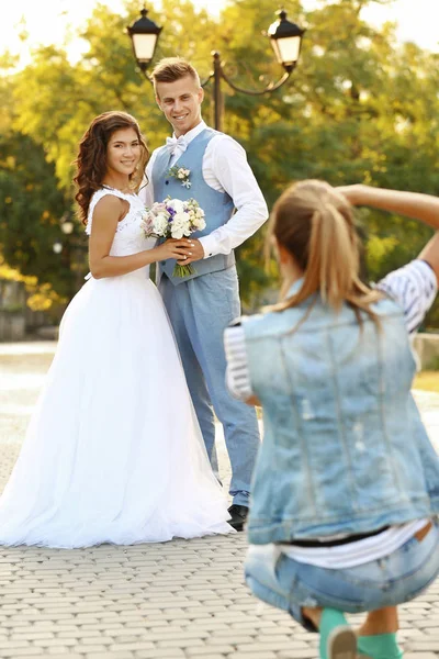 Young Woman Taking Photo Happy Wedding Couple Park — Stock Photo, Image