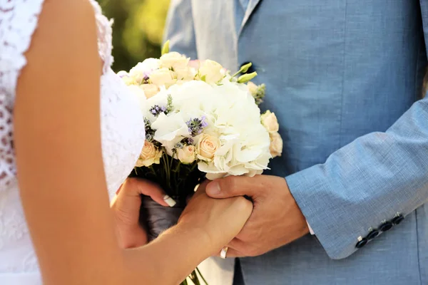 Coppia nuziale con mazzo di fiori — Foto Stock