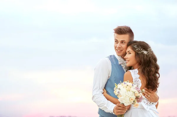 Schönes Hochzeitspaar — Stockfoto