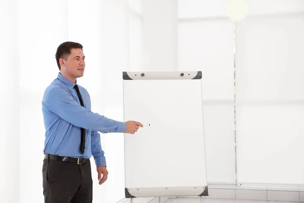 Entrenador de negocios dando presentación — Foto de Stock