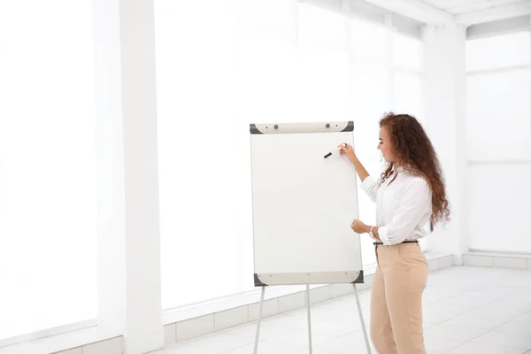 Businesstrainerin hält Vortrag — Stockfoto