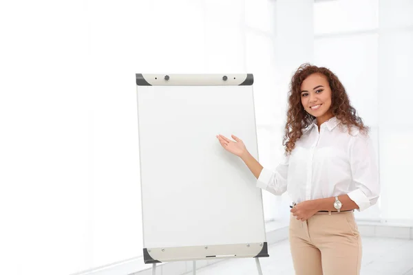 Businesstrainerin hält Vortrag — Stockfoto