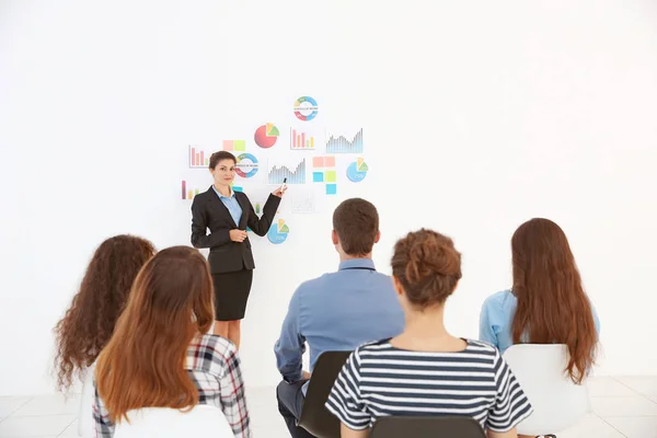 Business Trainer Ger Presentation Till Grupp Människor — Stockfoto