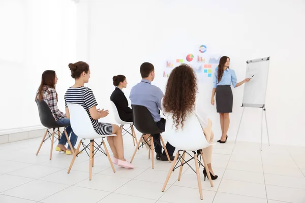 Businesstrainerin Hält Vortrag Vor Einer Gruppe Von Menschen — Stockfoto