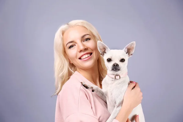 Hermosa chica sosteniendo lindo perro — Foto de Stock