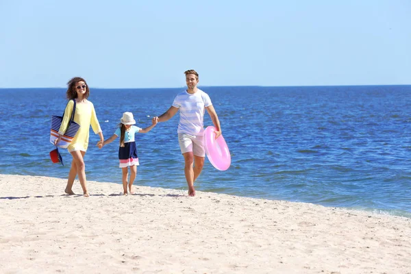Familia Feliz Caminando Por Playa — Foto de Stock