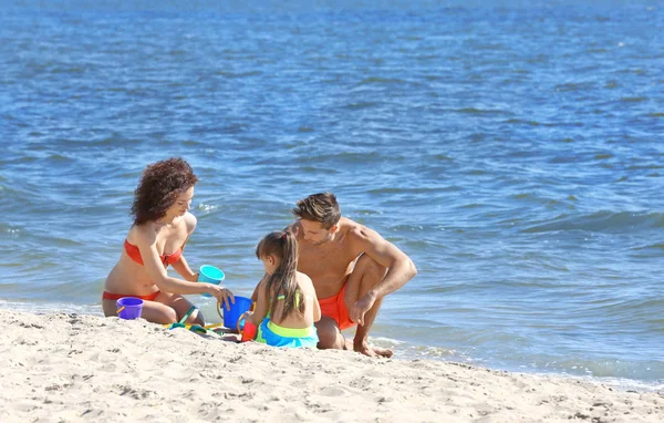 Familie Concept Ouders Dochter Genietend Van Strandvakantie — Stockfoto