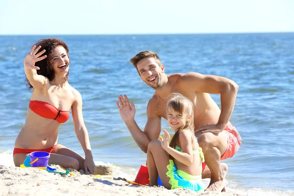 Οικογένειας Έννοια Γονείς Και Κόρη Απολαμβάνουν Διακοπές Στην Παραλία — Φωτογραφία Αρχείου