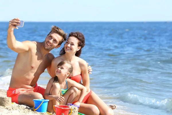 Wesoły Rodziny Biorąc Selfie Plaży — Zdjęcie stockowe