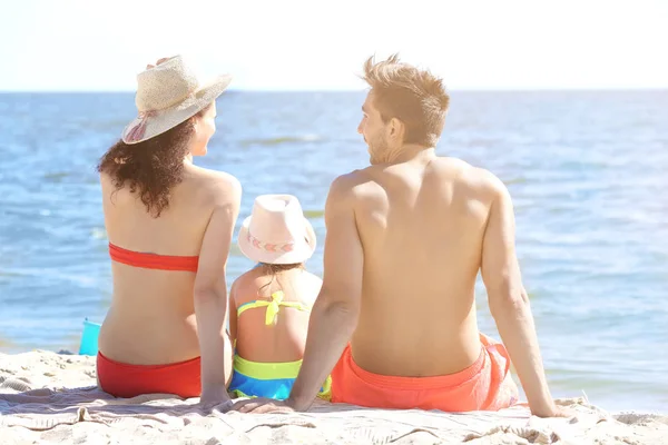 Madre Padre Hija Pequeña Sentados Playa —  Fotos de Stock