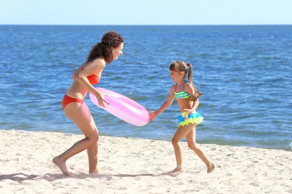 母亲和她的小女儿享受海滩度假 — 图库照片