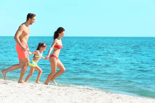 Fröhliche Eltern Und Kleines Mädchen Beim Schwimmen — Stockfoto