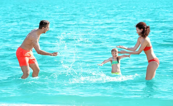 Fröhliche Eltern Spielen Mit Kleinem Mädchen Wasser — Stockfoto