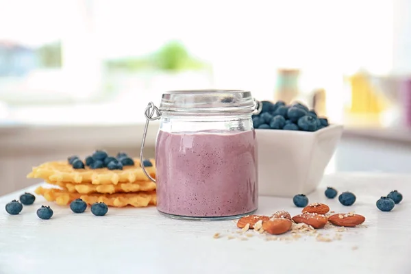 Sağlıklı kahvaltı blueberry smoothie ve gofret mutfak masasında — Stok fotoğraf