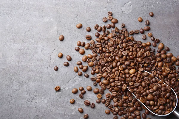 Kaffebönor med scoop på grå bakgrund — Stockfoto