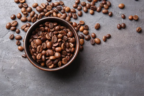 Kopi kacang dengan mangkuk di latar belakang warna — Stok Foto